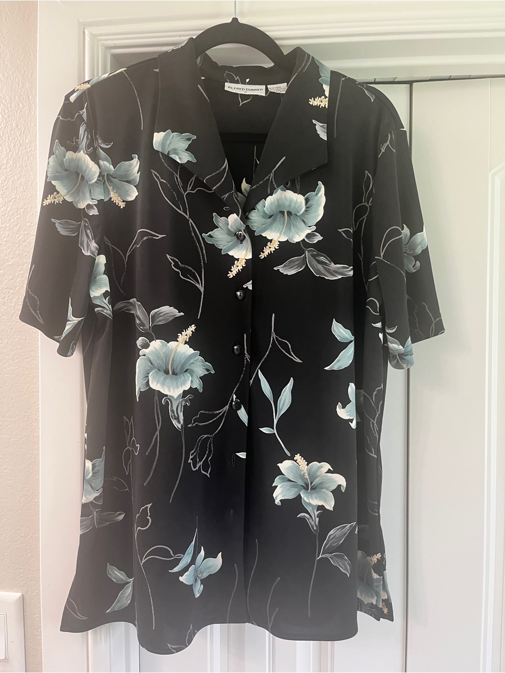 Vtg Women’s Black Tropical Floral Button-Up Shirt with Pale Blue Flowers